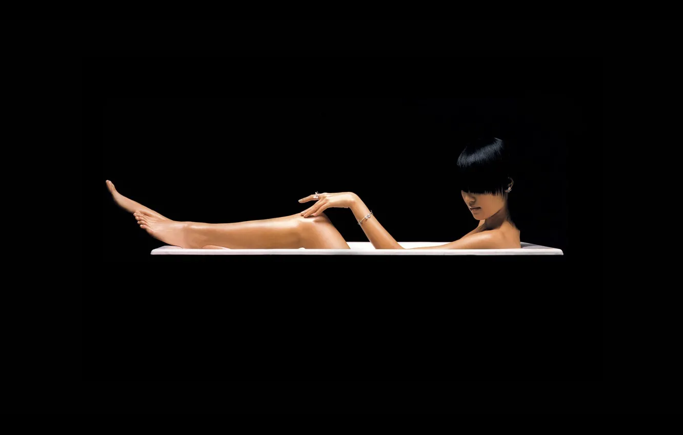 Фото обои темный фон, ноги, волосы, ванна