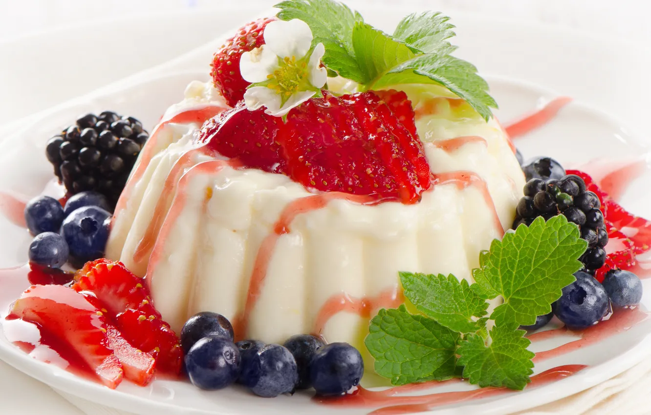 Фото обои ягоды, черника, клубника, десерт, сироп, Panna cotta