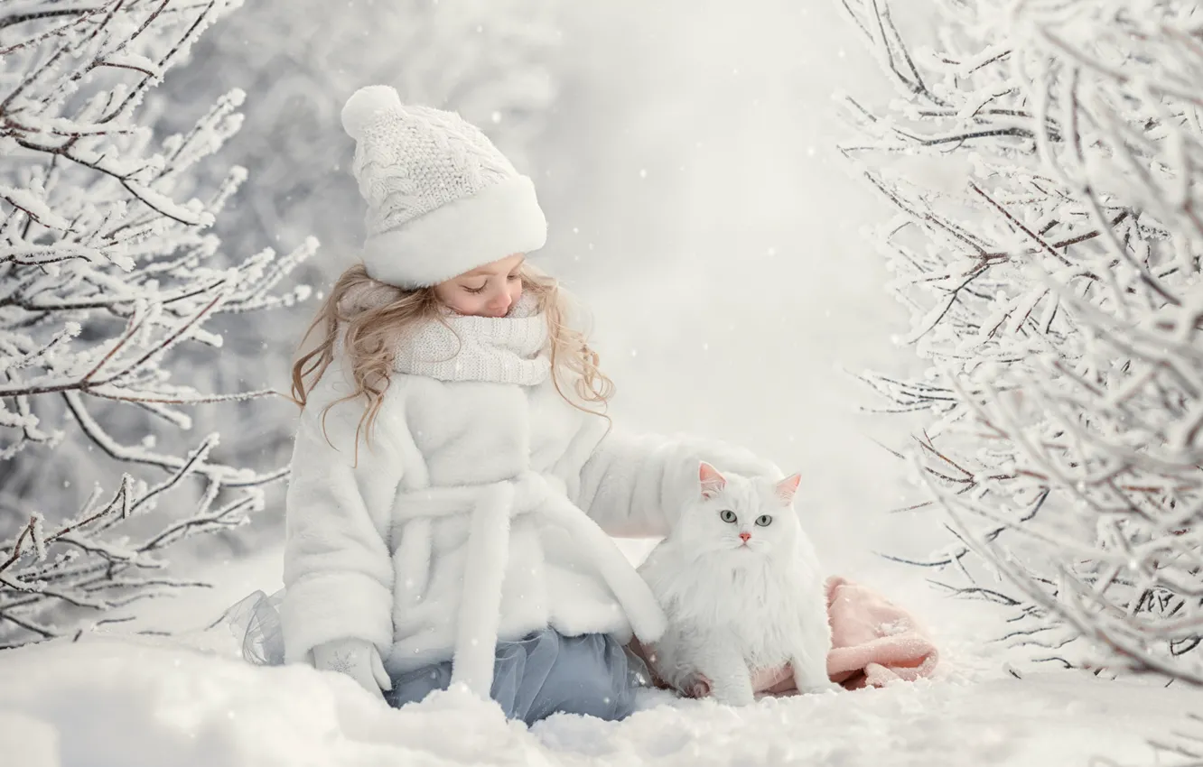 Фото обои зима, кошка, снег, девочка, друзья