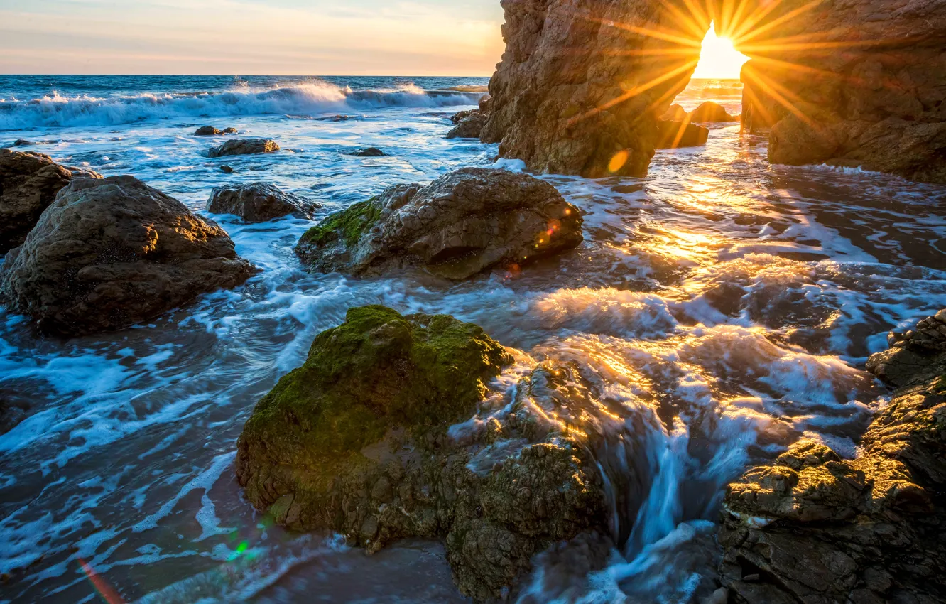Фото обои море, камни, скалы, берег, горизонт, прибой, США, лучи солнца