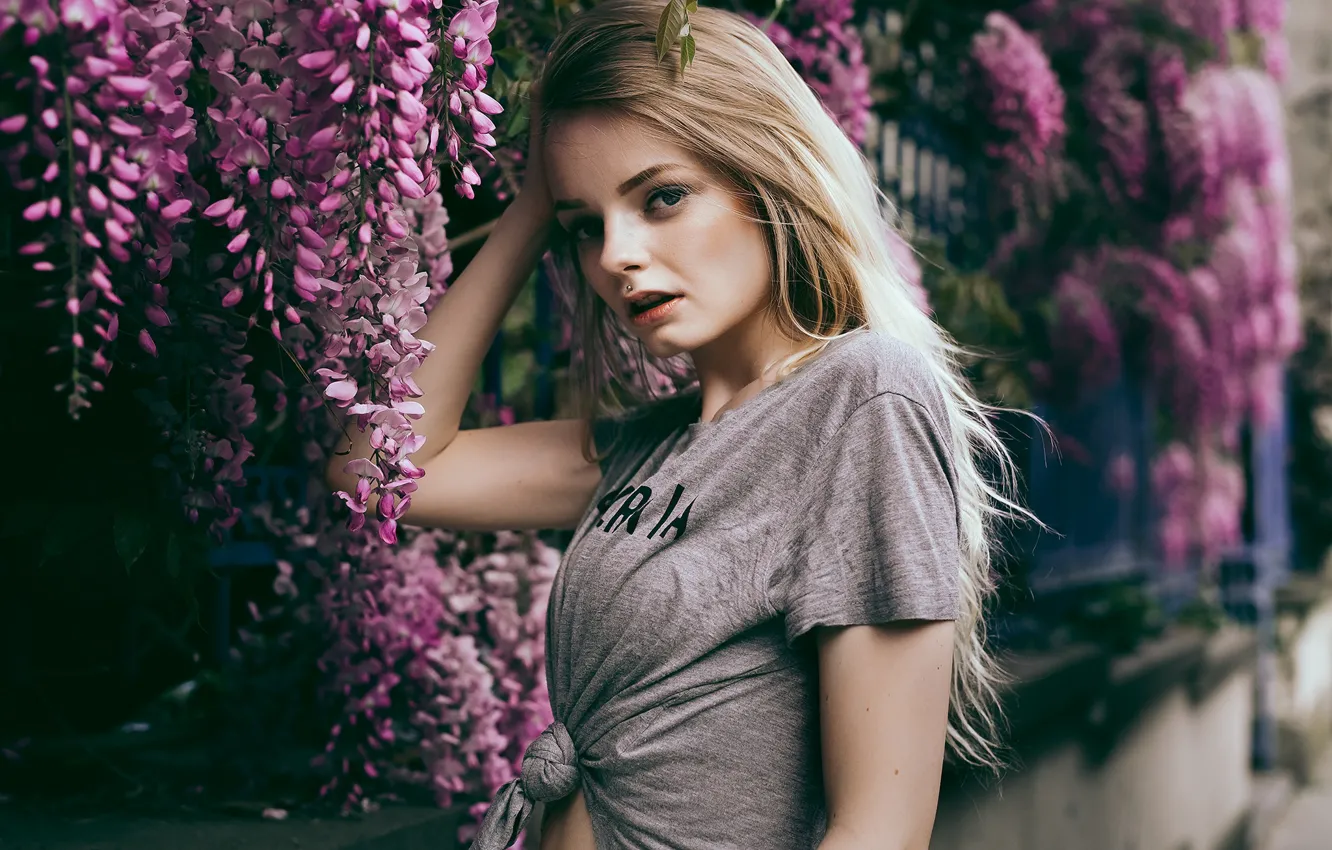 Фото обои взгляд, девушка, цветы, ограда, пирсинг, футболка, блондинка
