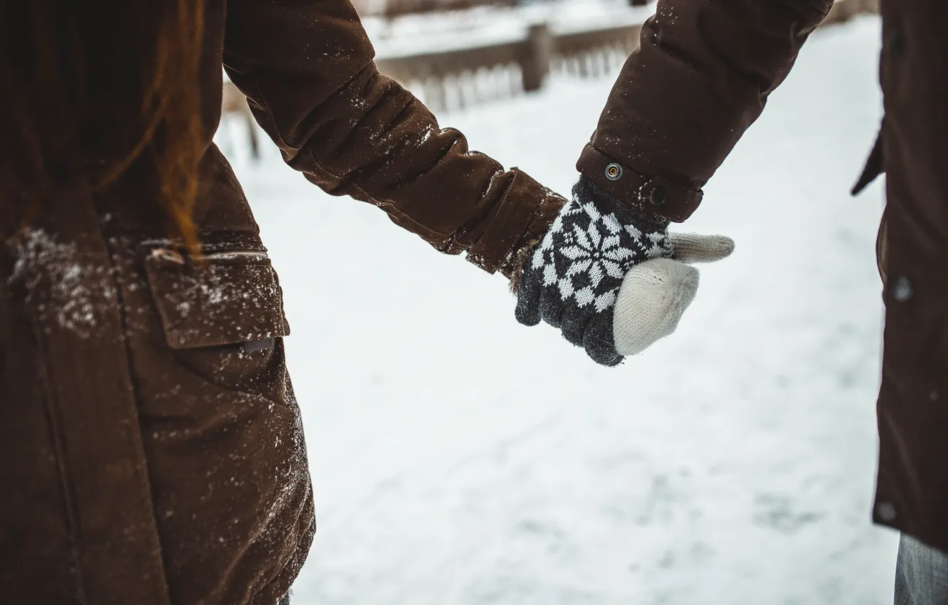 Фото обои зима, девушка, снег, любовь, парень, варежки, заруку