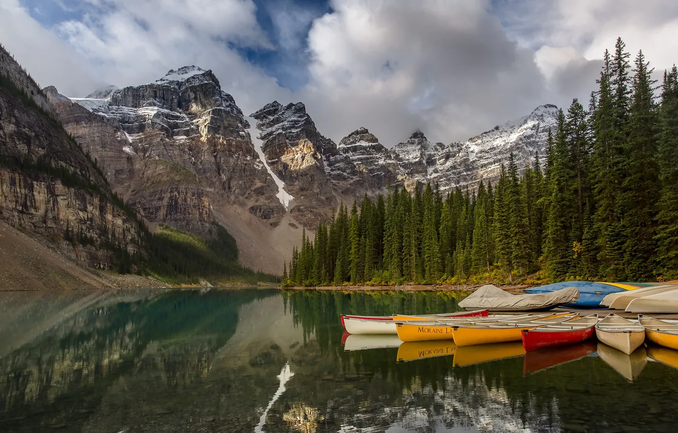 Фото обои облака, деревья, горы, озеро, отражение, лодки, причал, Канада