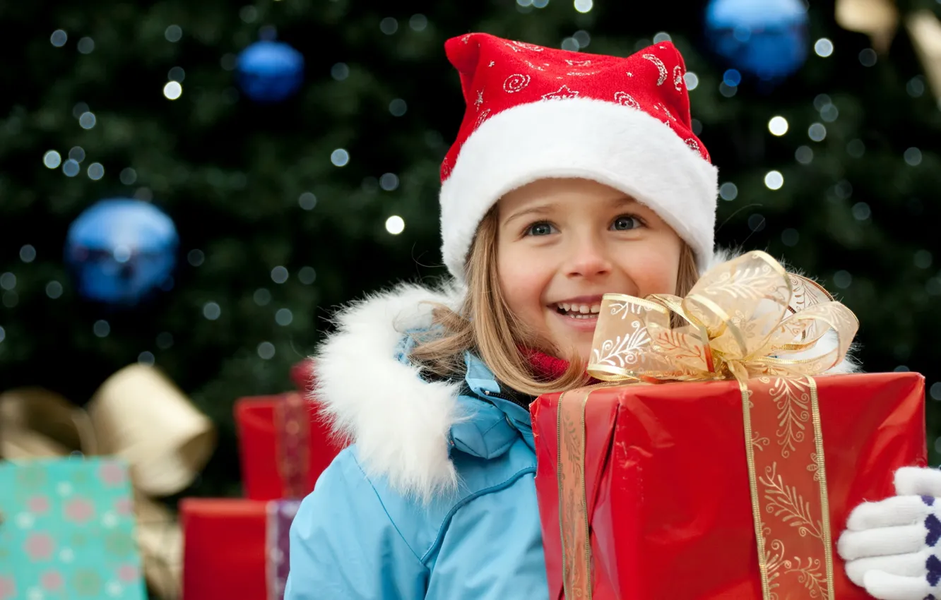 Фото обои дети, улыбка, праздник, коробка, подарок, новый год, куртка, девочка