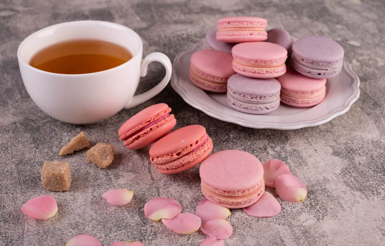Фото обои чай, роза, лепестки, сахар, cookies, macaron