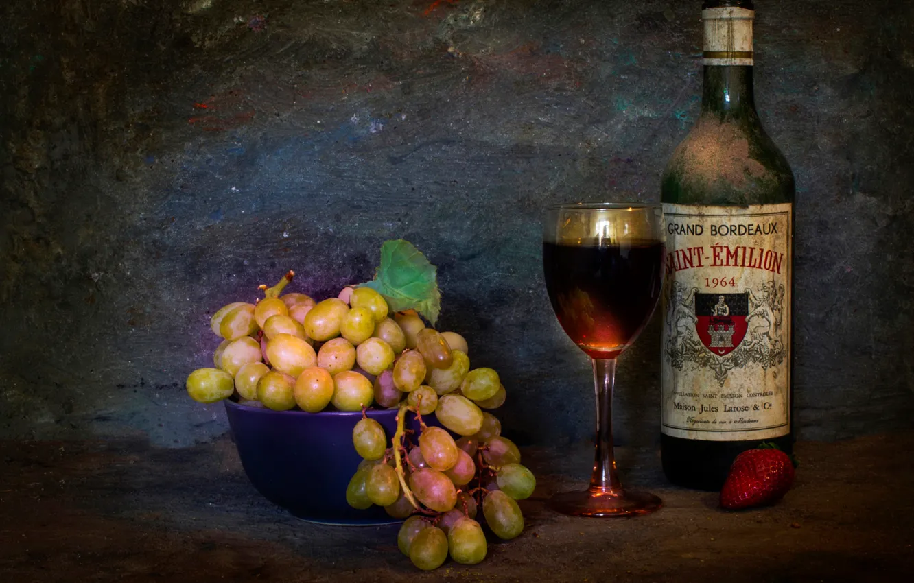 Фото обои бокал, бутылка, виноград, гроздь, натюрморт, Vinum essentia est vitae