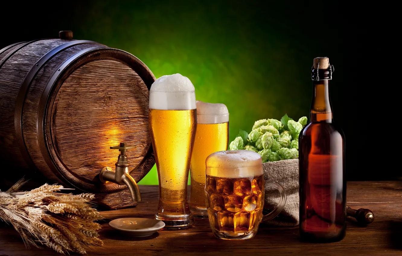 Фото обои пена, стол, бутылка, пиво, стаканы, колосья, кружки, бочонок