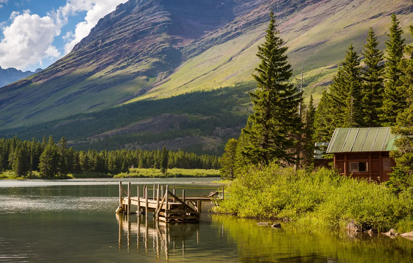 Фото обои небо, деревья, горы, озеро, домик, США, мостик, Glacier National Park