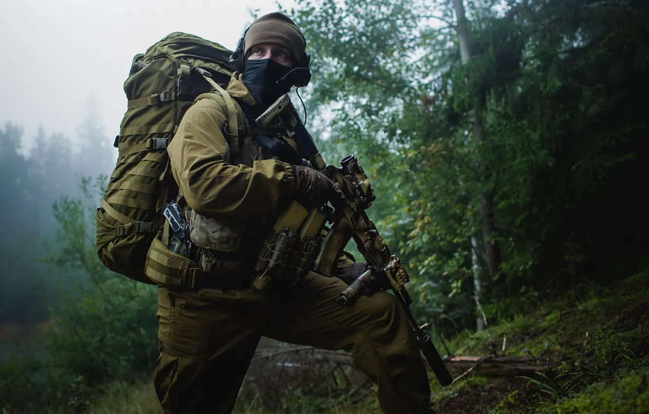 Фото обои лес, солдат, снаряжение, автомат Калашникова
