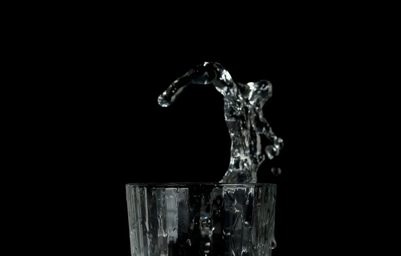 Фото обои вода, брызги, стакан, фон, чёрный