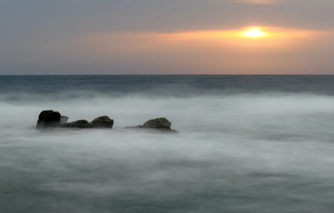 Фото обои море, волны, небо, вода, солнце, закат, туман, камни