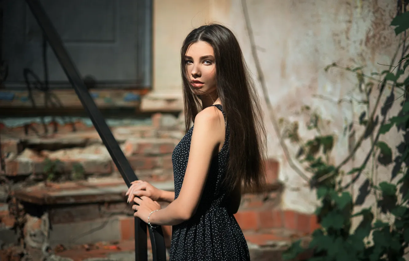 Фото обои взгляд, девушка, платье, брюнетка, лестница, Черепко Павел