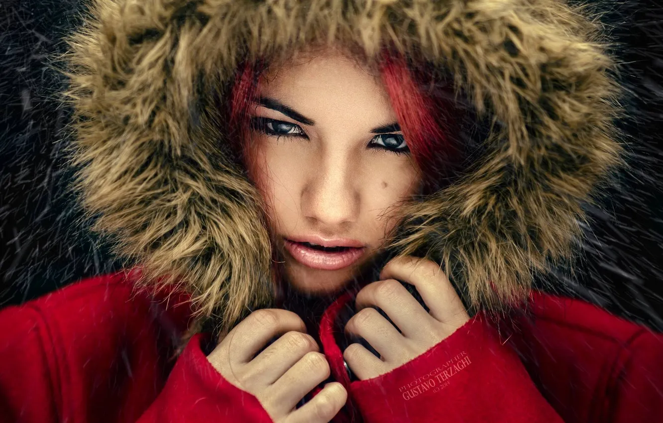 Фото обои глаза, взгляд, девушка, лицо, губы, капюшон, мех, girl