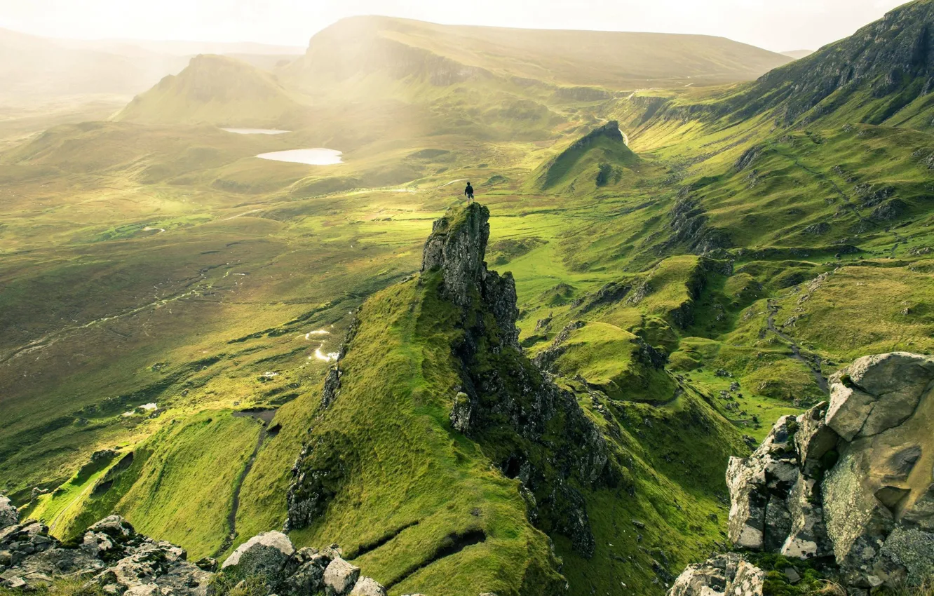 Фото обои горы, природа, скалы, человек, долина, Quiraing area