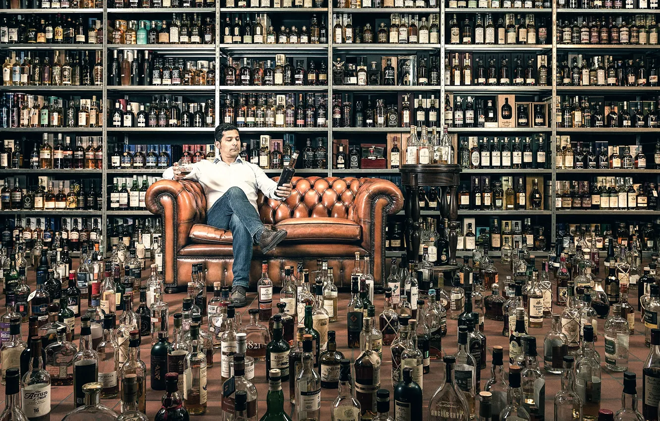 Фото обои алкоголь, мужчина, бутылки, дегустатор