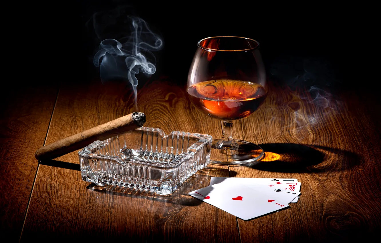 Фото обои карты, свет, стол, вино, дым, бокал, сигара, полумрак