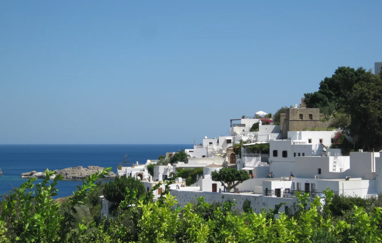Фото обои море, небо, Греция, залив, Линдос, белые домики, остров Родос, бело-голубое