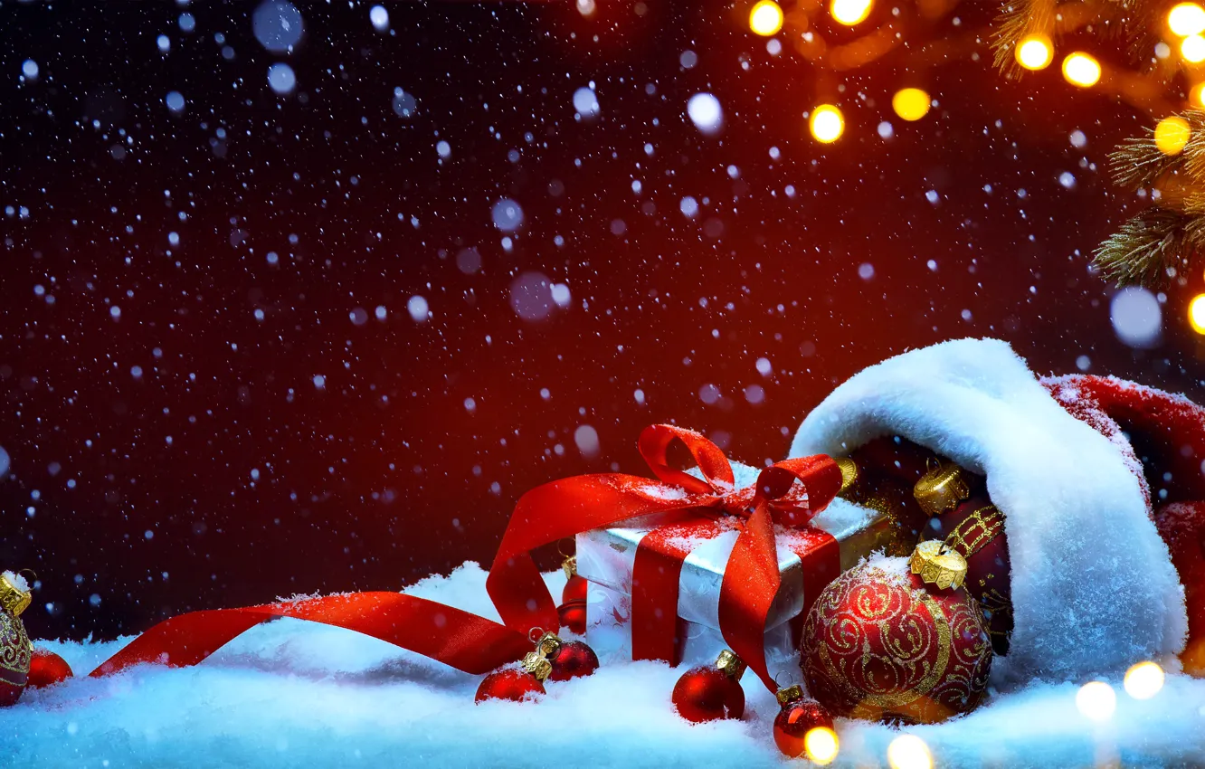Фото обои снег, украшения, праздник, подарок, шапка, шар, ель