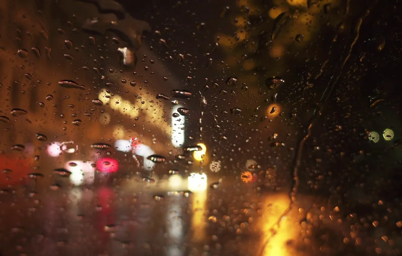 Фото обои стекло, капли, город, огни, дождь, улица, вечер, боке