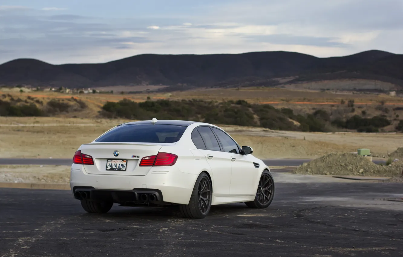 Фото обои горы, BMW, БМВ, вид сзади, f10, линия горизонта, matte white, белый матовый