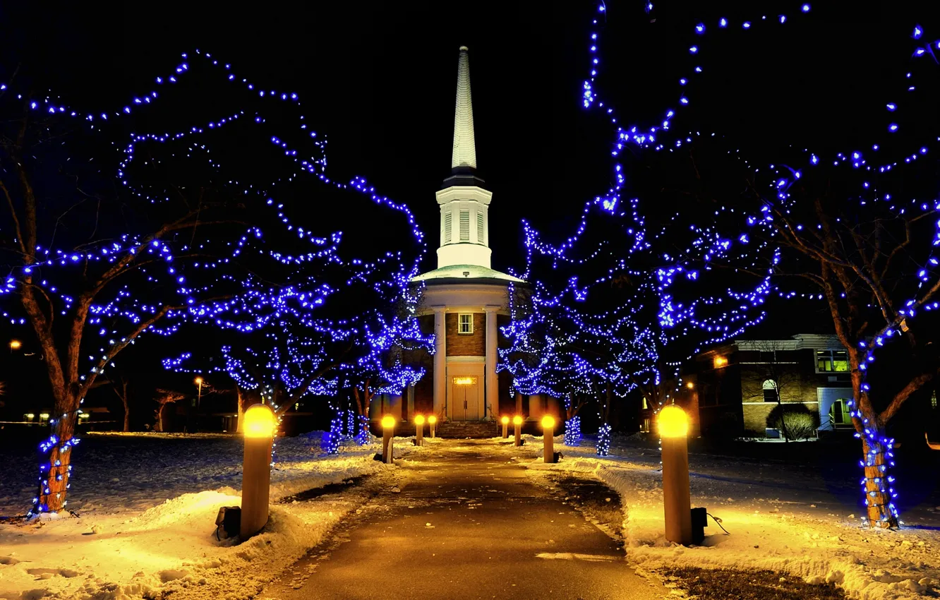 Фото обои зима, снег, ночь, праздник, улица, здание, Огни, освещение