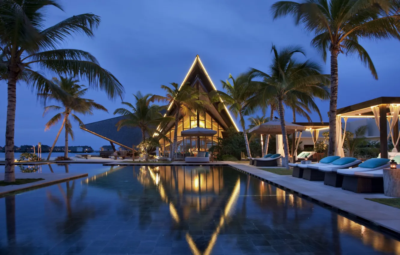 Фото обои пальмы, океан, вечер, бассейн, курорт, Maldives, Jumeirah Vittavelli