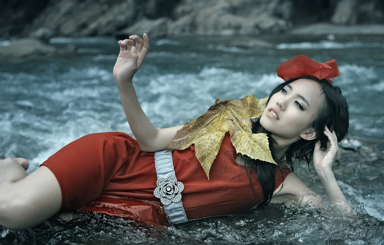 Фото обои вода, девушка, лист, азиатка