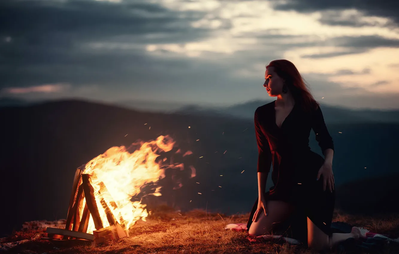 Фото обои девушка, пламя, ветер, костёр, Mikhail Naumenko, Горная страсть