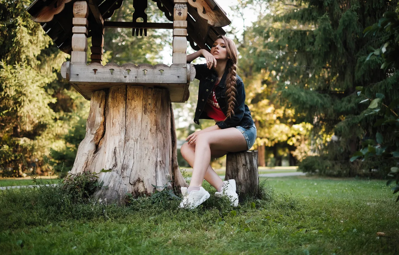 Фото обои girl, grass, legs, trees, park, model, garden, women