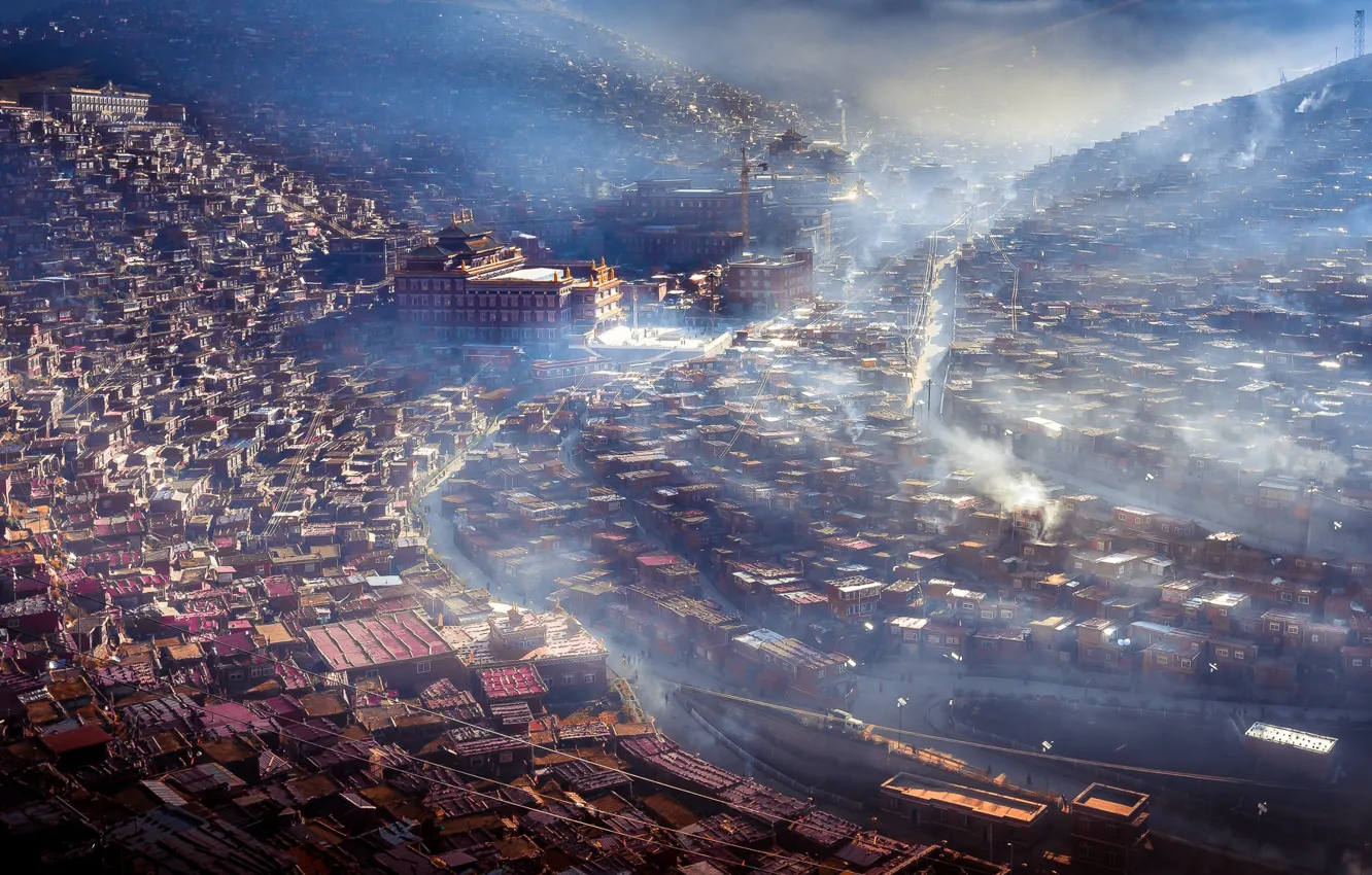 Фото обои город, туман, холмы, дым, Китай, домики, смог