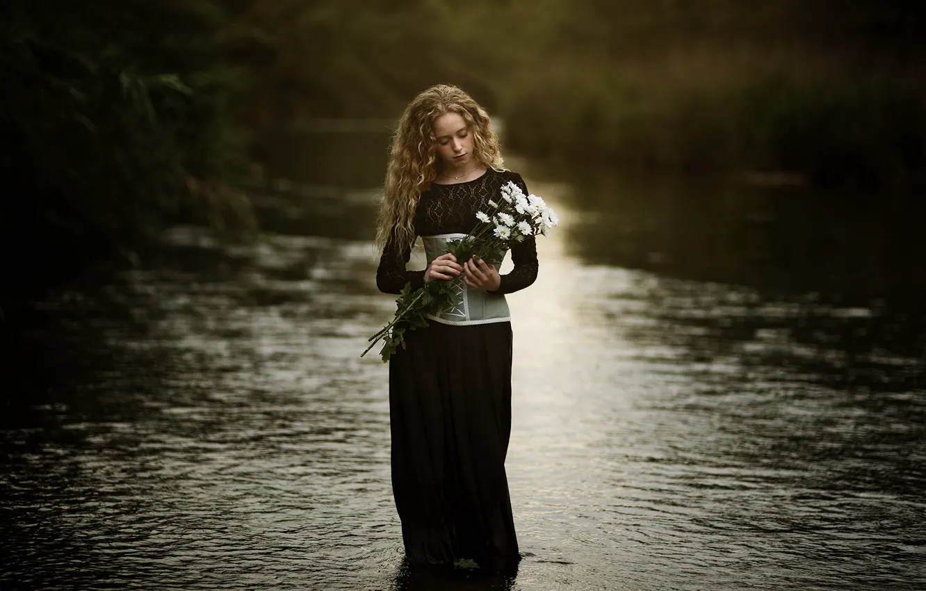 Фото обои цветы, река, девочка, Paola
