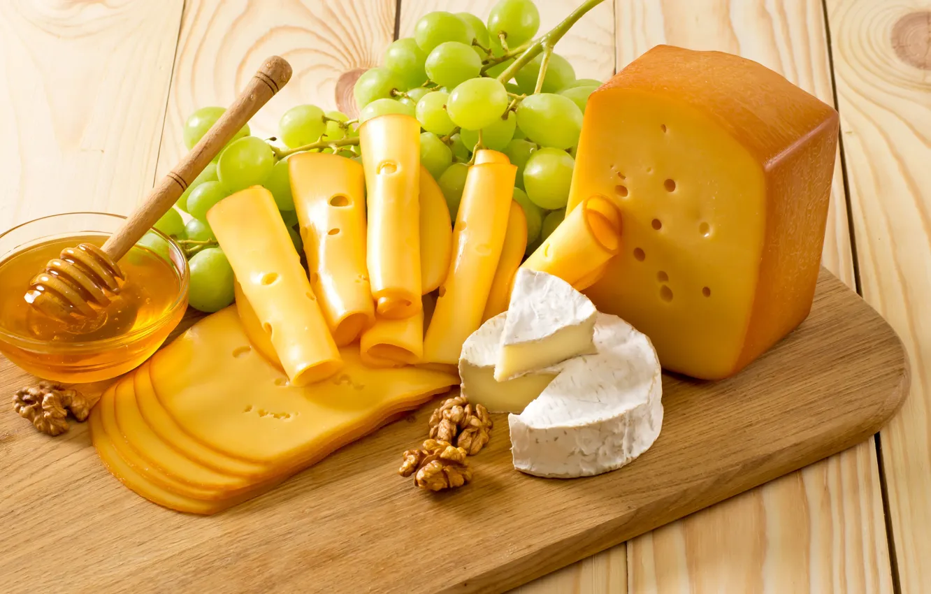 Фото обои стол, сыр, виноград, доска, мёд, грецкий орех