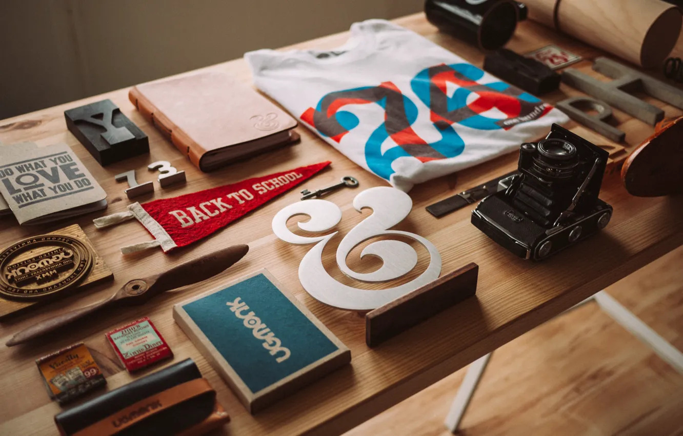 Фото обои typography, wood, camera, signs, table, numbers, letters, back to school