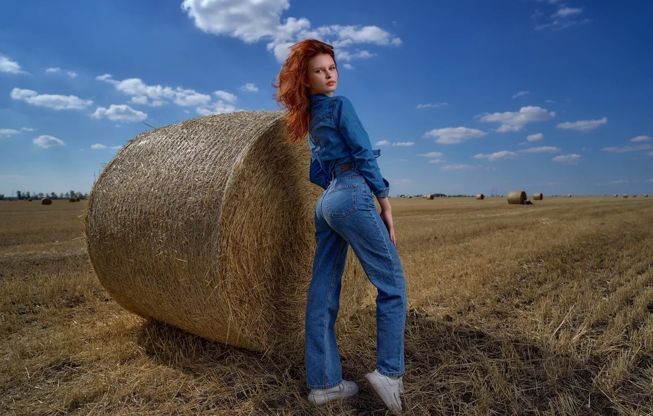 Фото обои поле, взгляд, девушка, поза, джинсы, сено, рыжая, рубашка
