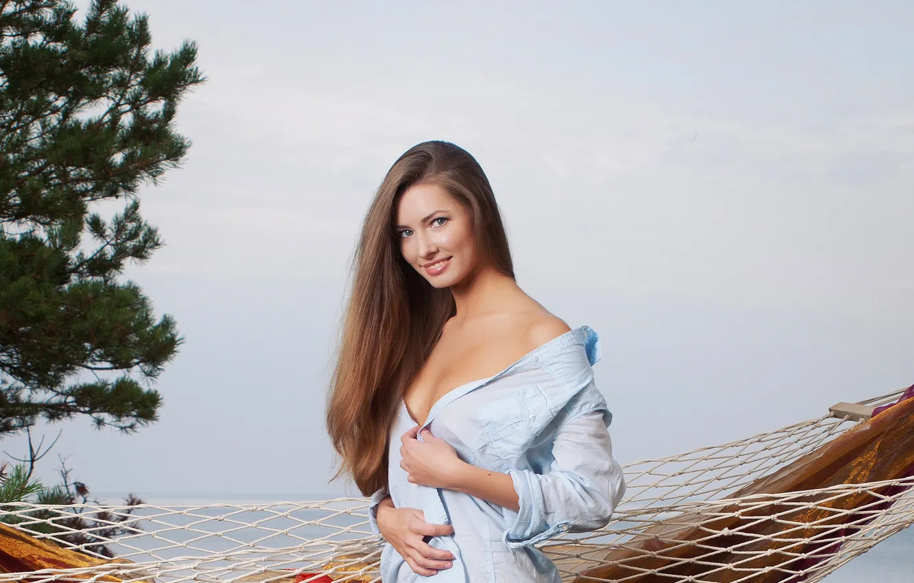 Фото обои море, взгляд, девушка, ветки, улыбка, гамак, шатенка, длинноволосая