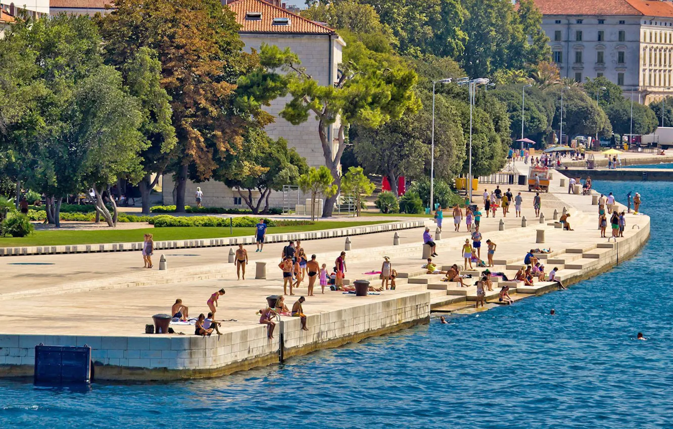 Фото обои море, лето, город, люди, набережная, Хорватия, Задар