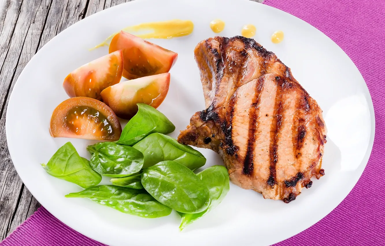 Фото обои зелень, мясо, помидоры, стейк