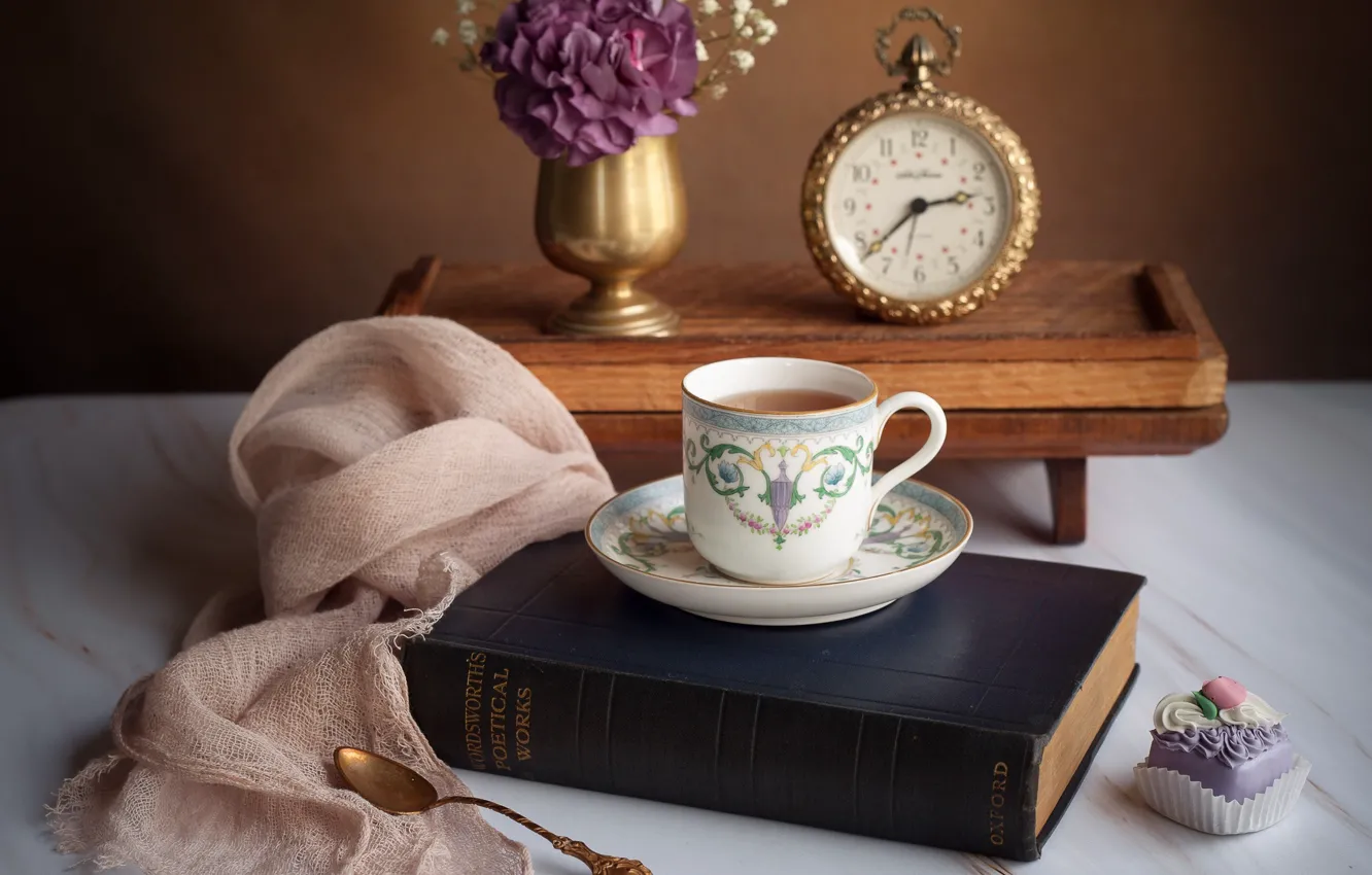 Фото обои чай, часы, ложка, чашка, пирожное, книжка, гортензия