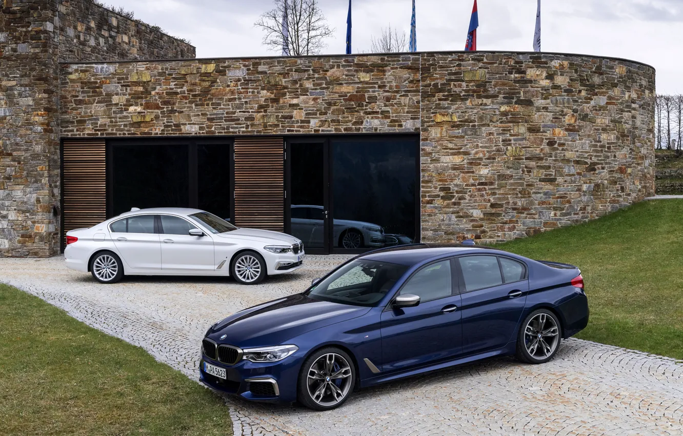 Фото обои белый, газон, BMW, стоянка, гибрид, 5er, тёмно-синий, 2017