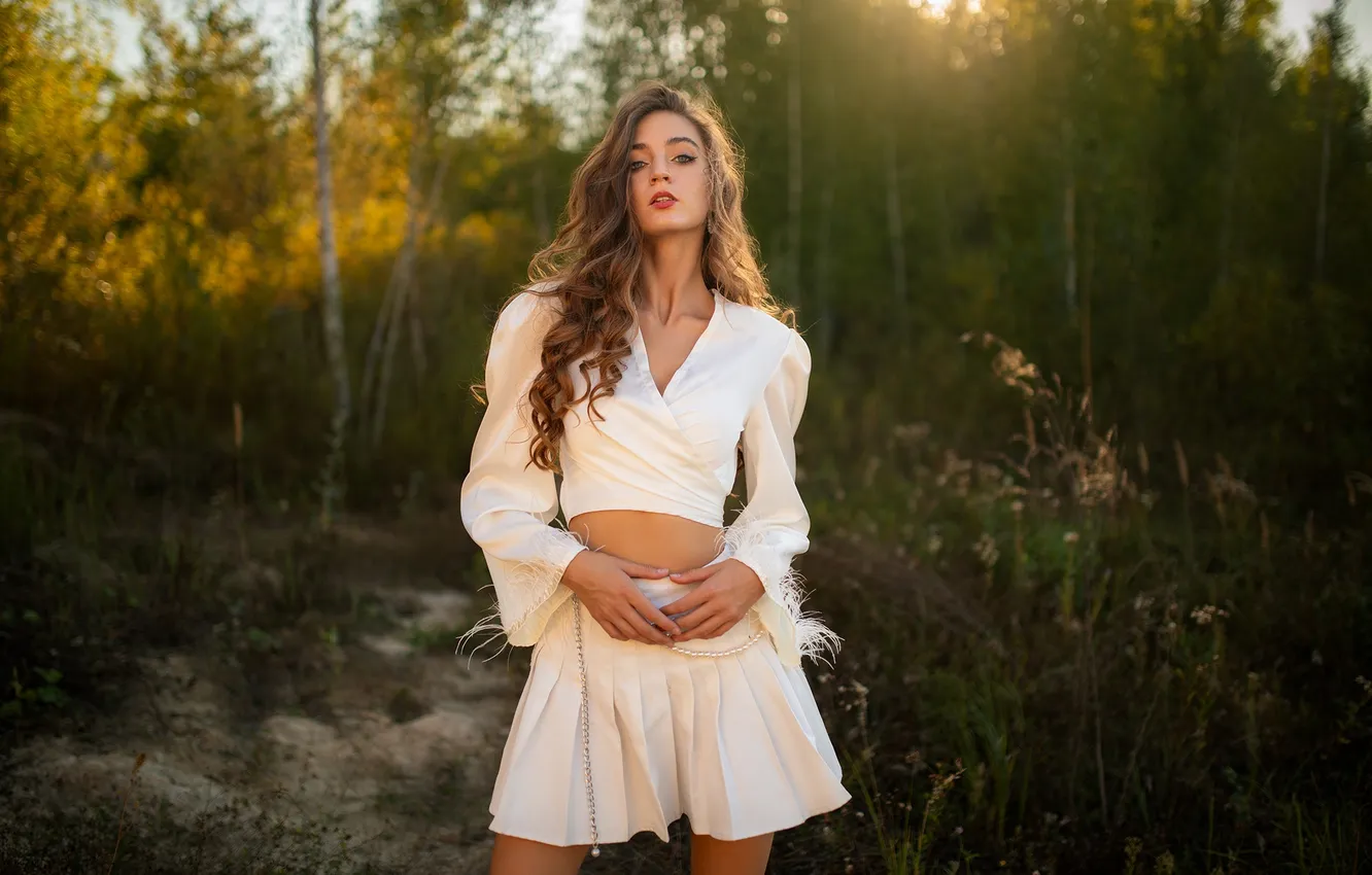 Фото обои девушка, милая, модель, Природа, Обои, Туфли, Бусы, шатенка