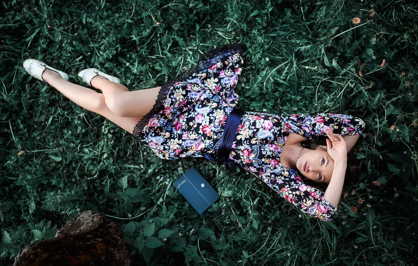 Фото обои трава, взгляд, поза, настроение, платье, книга, Света, Hakan Erenler