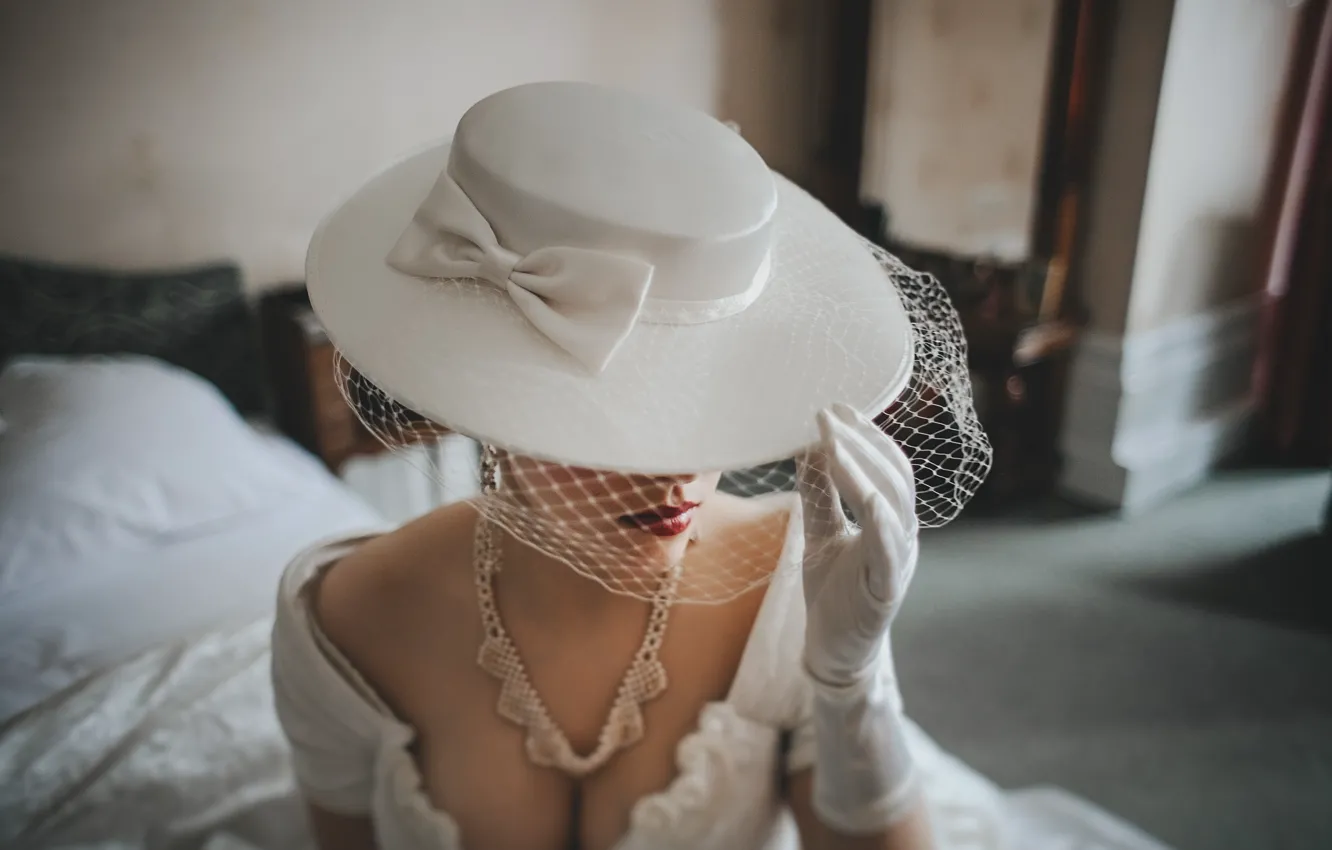Фото обои белое, шляпа, невеста, бант. перчатка. колье