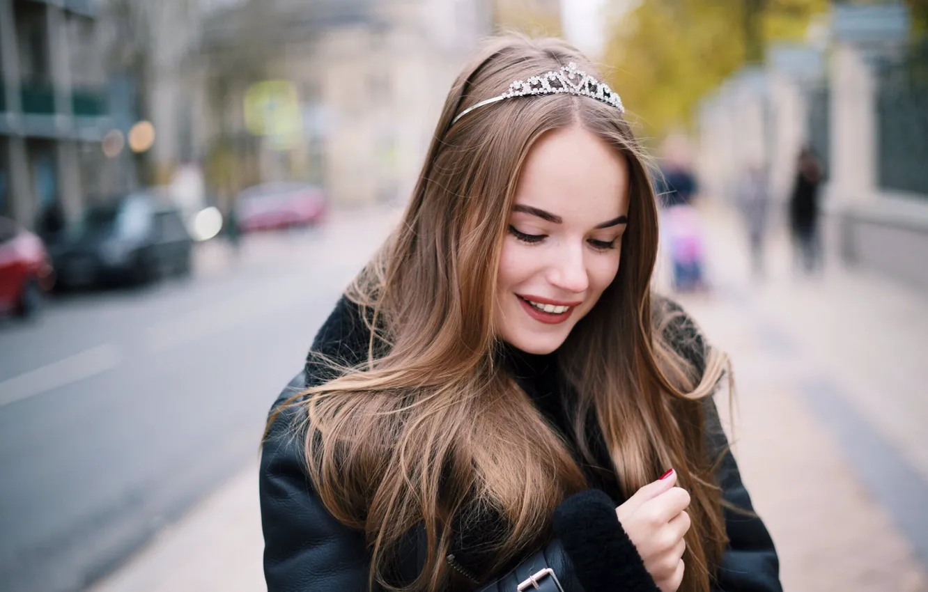 Фото обои девушка, лицо, улыбка, фон, улица, волосы, куртка, girl
