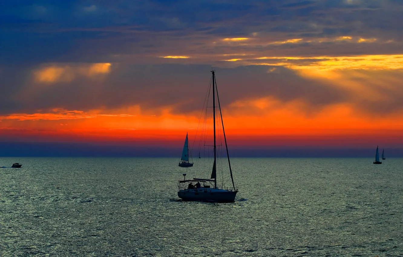 Фото обои море, небо, облака, закат, лодки, парус