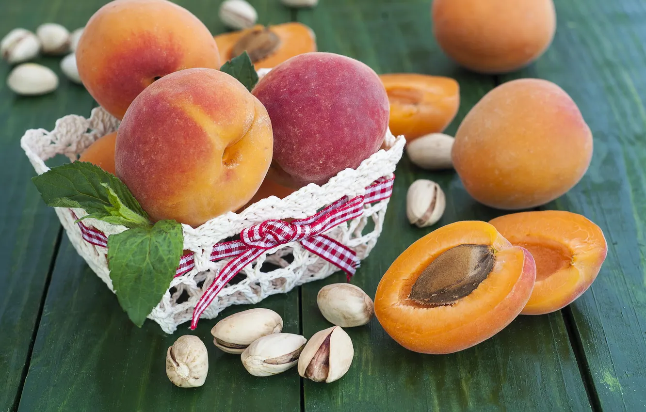 Фото обои лето, стол, корзина, фрукты, персики, абрикосы, фисташки