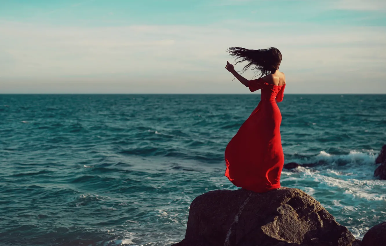 Фото обои море, девушка, скала, ветер, платье