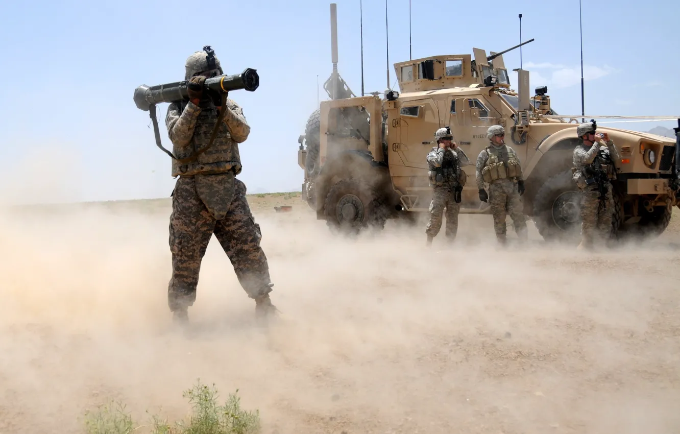 Фото обои soldier, armor, desert, military, war, man, sand, rifle