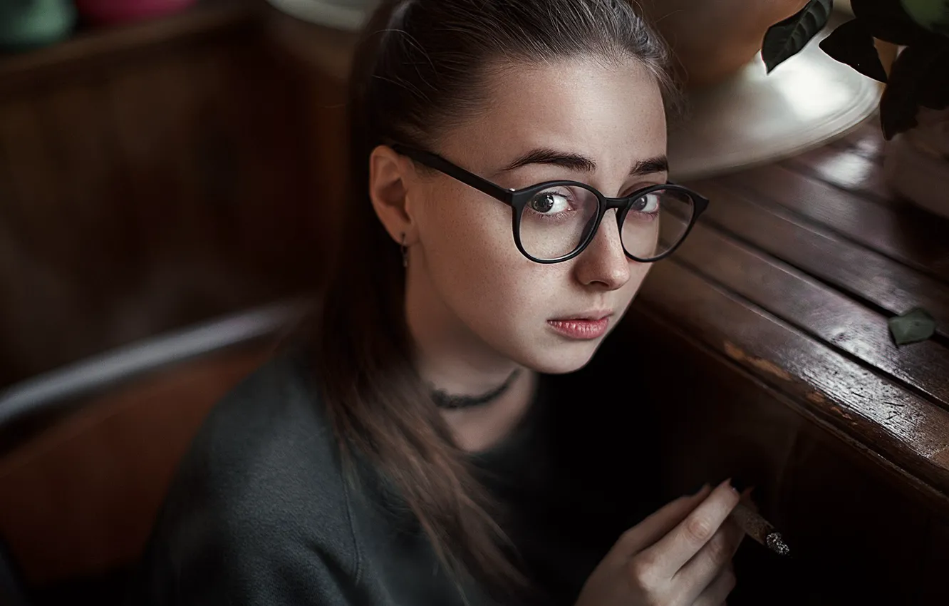 Фото обои девушка, очки, сигарета, Степан Гладков