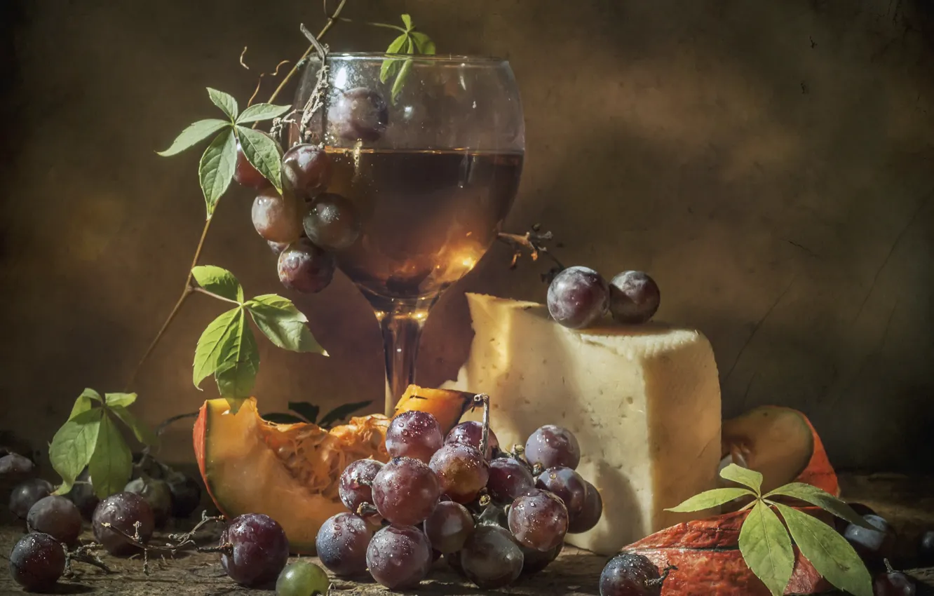 Фото обои листья, ягоды, вино, бокал, сыр, виноград, тыква, натюрморт