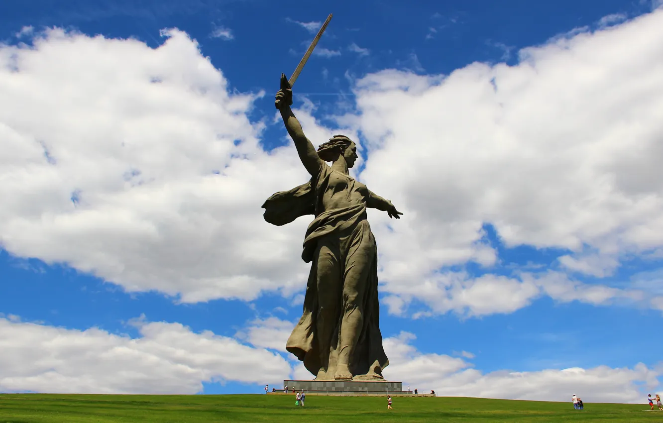 Фото обои Облака, Люди, Память, Волгоград, Volgograd, Мамаев курган, Mamayev Kurgan, The Motherland Calls